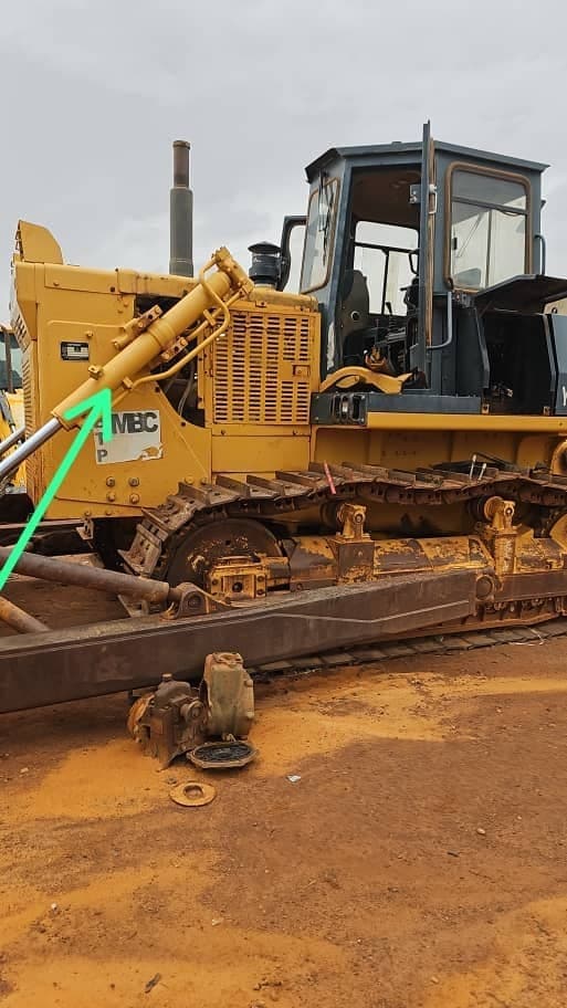 Bulldozer blade cylinder