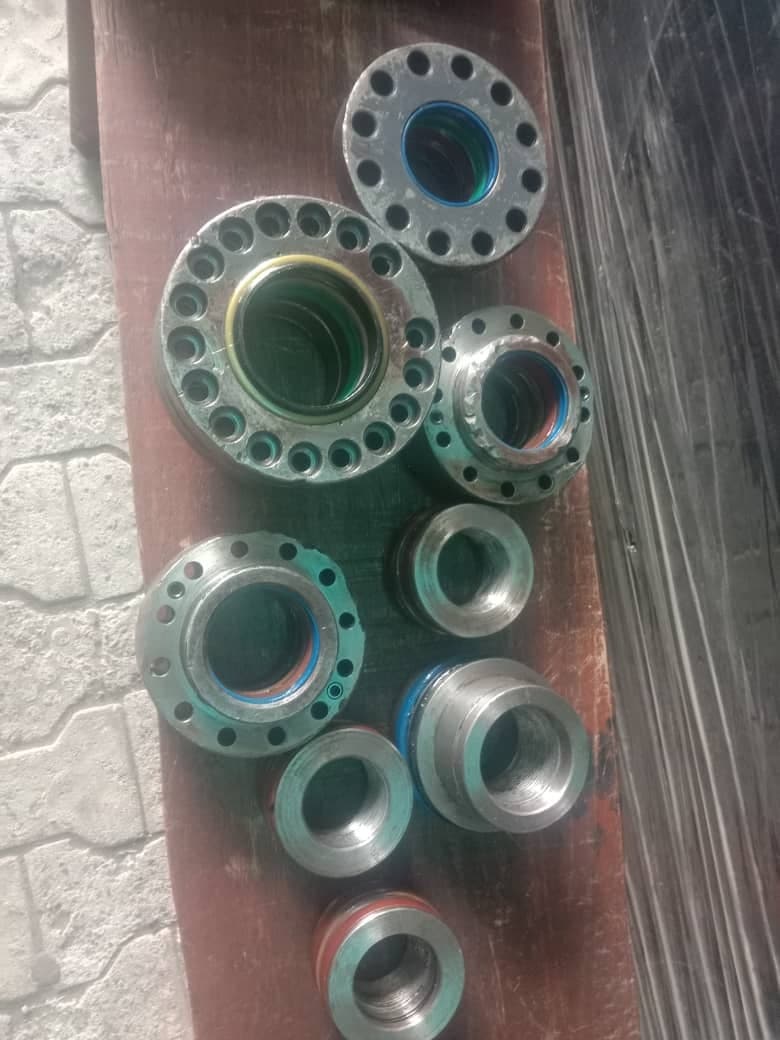 Cylinder glands and piston heads