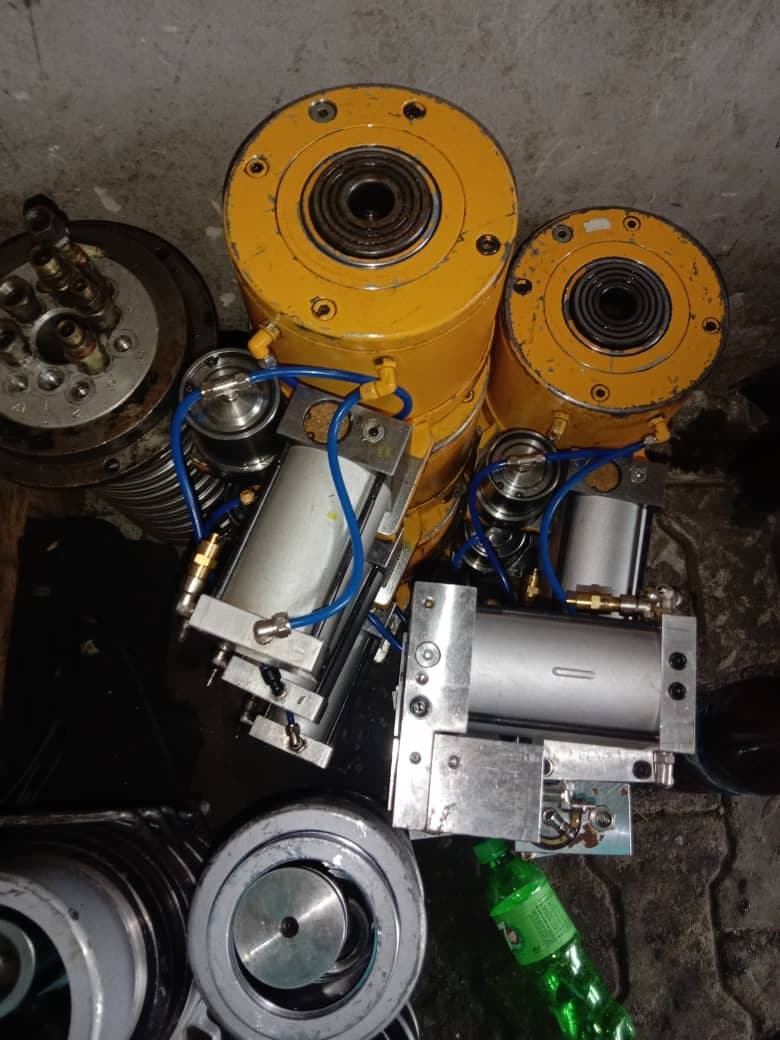 Pneumatic cylinders and hydraulic jacks in the store